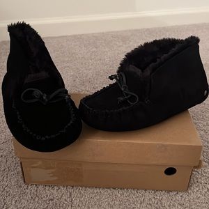 UGG slipper/ shoe. Black. Size 6 in women. Never worn
